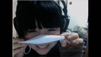 猫を示すかわいい日本の女の子