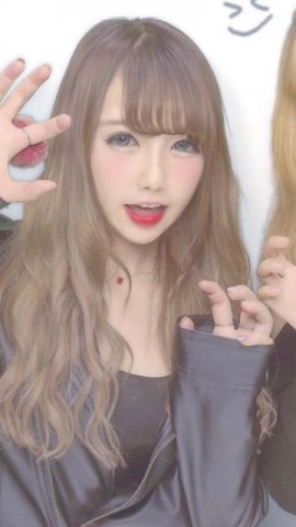 ルビーが似合うギャル系お姉さん