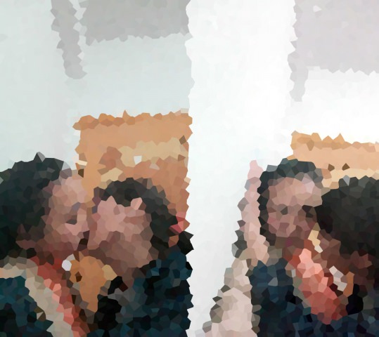 キスする2人の女の子