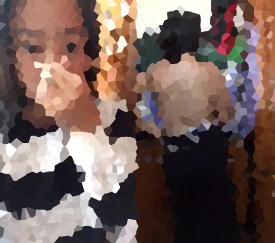 股に小物を挟んで路地に