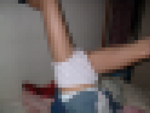 彼氏の指示で、自ら剛毛をかき分け、蜜が溢れた割れ目にバイブを流し込みます