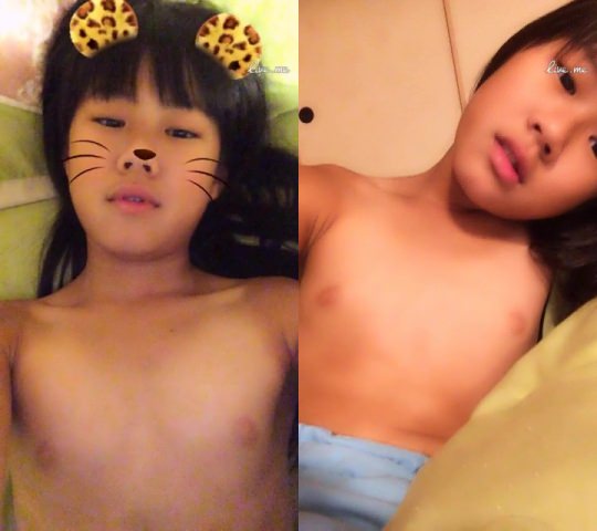 濃い青色のTシャツの女の子です。