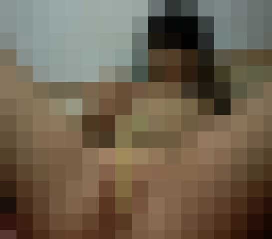 かわいすぎる女の子がつるつるのあそこを指、ペンでいじくります。