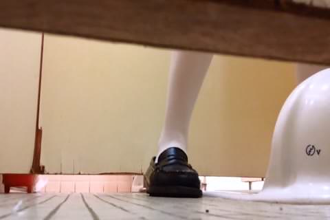 無修正【手撮り和式トイレ盗撮】★某有名大学侵入