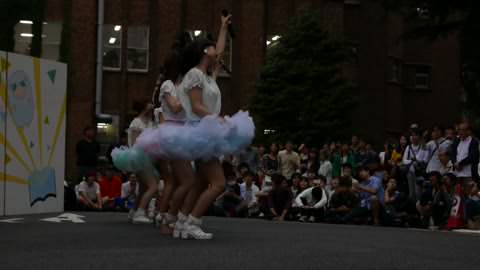 (PC/携帯対応)信じられないハプニング!!(短パンずれ落ちで生パンティ丸見え!!)