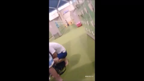 プールのロッカー着替え