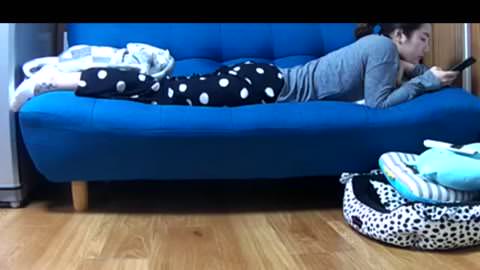 隠撮　うつ伏せ床オナニーしていた黒髪美女