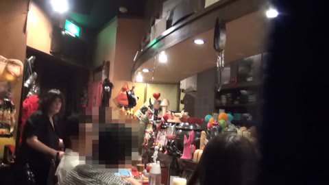 ち〇ぽもザーメンも出し放題の秘密スナック盗撮に成功　第1日目