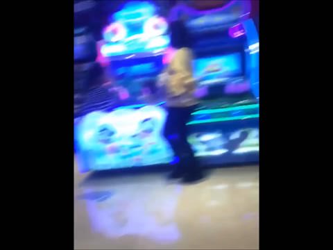 おっぱい見せながらゲーセンで遊ぶ女の子