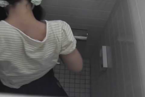 【無】個室トイレに入ると即ウンコ！顔がわかる排泄シーン★美子トイレ盗撮