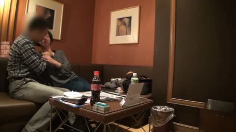 【個人撮影】オヤジが真面目な♥18歳女子にセックスの良さを仕込む♥腹射