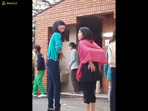 【お花見トイレ行列】股間押さえ撮った!脚長スレンダー美女