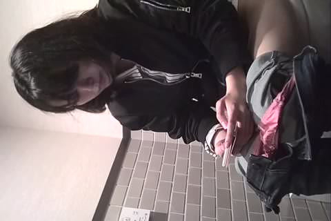 無臭　リアル女子トイレ盗撮（正面35度からの刺客）005