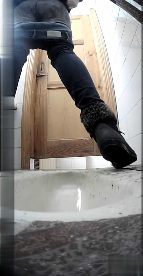 真冬のロシア百貨店・女子トイレ若めセンバツ後ろ撮り①【25分】