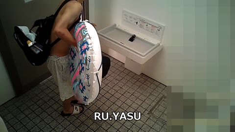 仲良し若者カップルが驚きの姿で…。