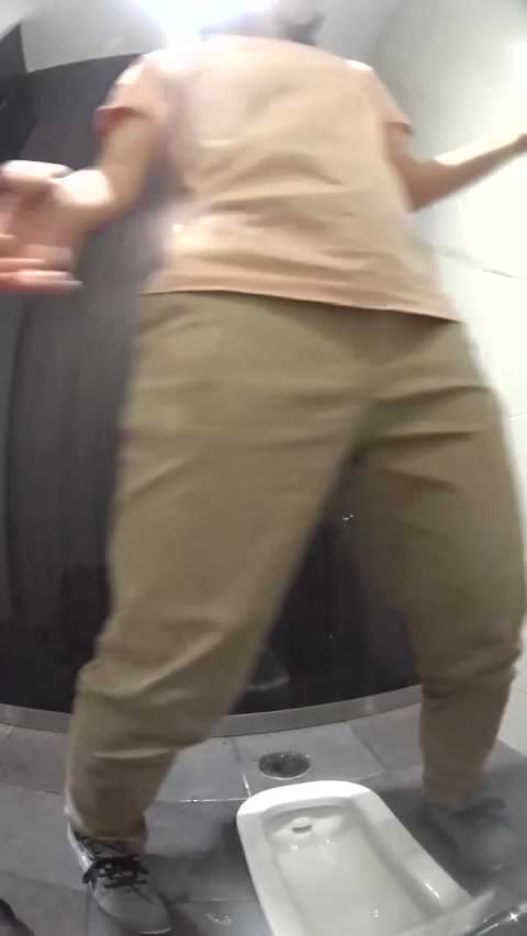 VIPな女子トイレ49１本糞拭いたペーパー晒す奥さん