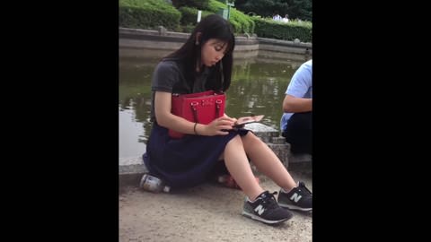 （PC/携帯対応）すげえ！！とんでもない美女が大股開きで純白パンティ丸見え！！