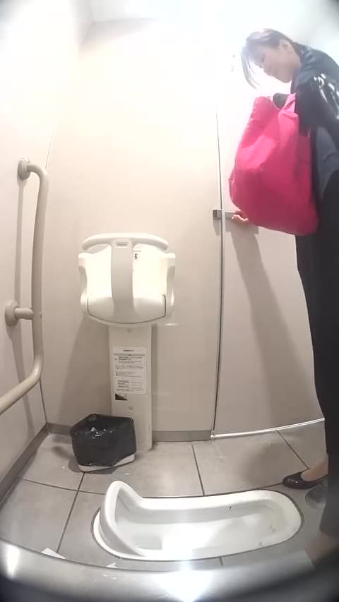 待ってる人がいるのにトイレでオナニーする変態