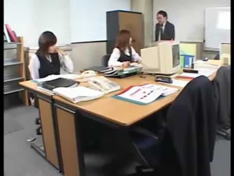 オフィスで仕事中のOLをクンニ
