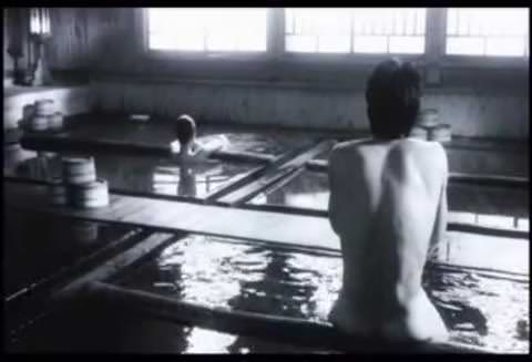 美人女優、体当たり全裸