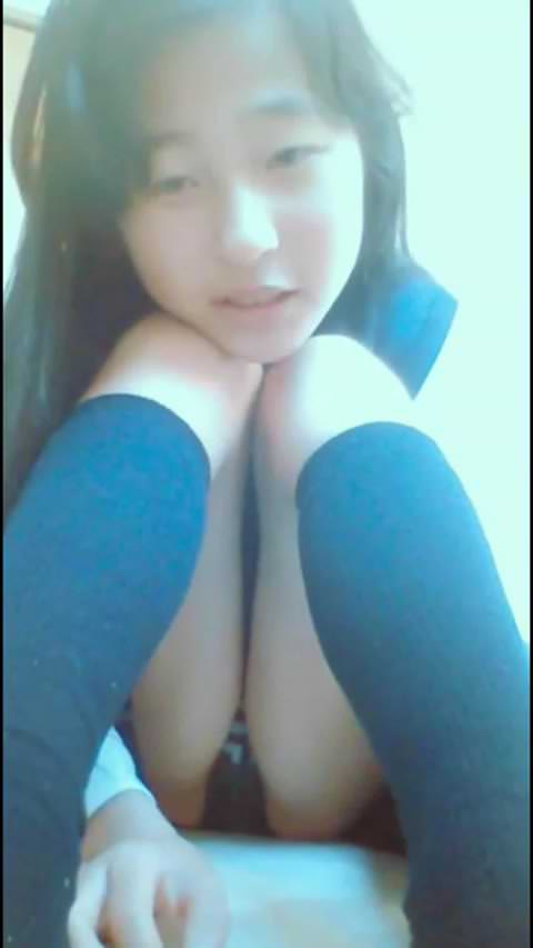 初出し！えすよん「パパが隣にいるのに生着替え」