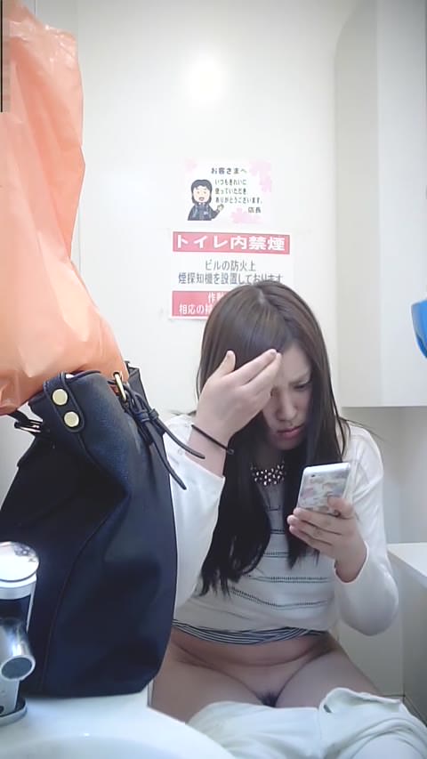 美女すぎワロタ！！トイレで下半身を晒す美人達！！