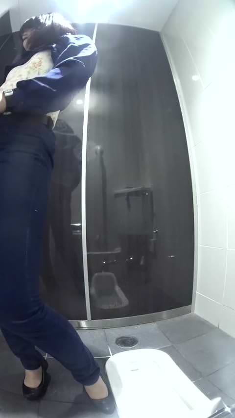 VIPな女子トイレ48極太が出る瞬間ドアを開けられちゃうハプニング