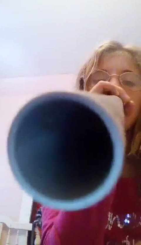 トイレで脱ぐ美少女