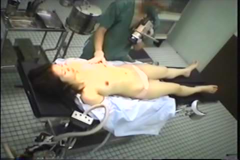 【ネットで話題】美女が変態医師に麻酔中レイプ