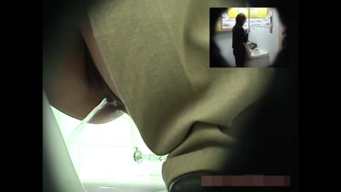 【素人】某ゲームセンター★これはスゴい!! 店長が仕掛けた生々しい♥女子トイレ盗撮♥030