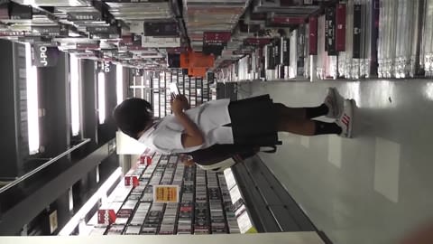 【Iphone/Ipad用】声掛けありで道を教えてくれる美少女のパンティを晒す！