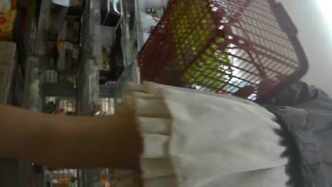 海のトイレを前から撮ってみたら１７かなり若めの股間調整ナプ交換丸見えガニ股ポーズ