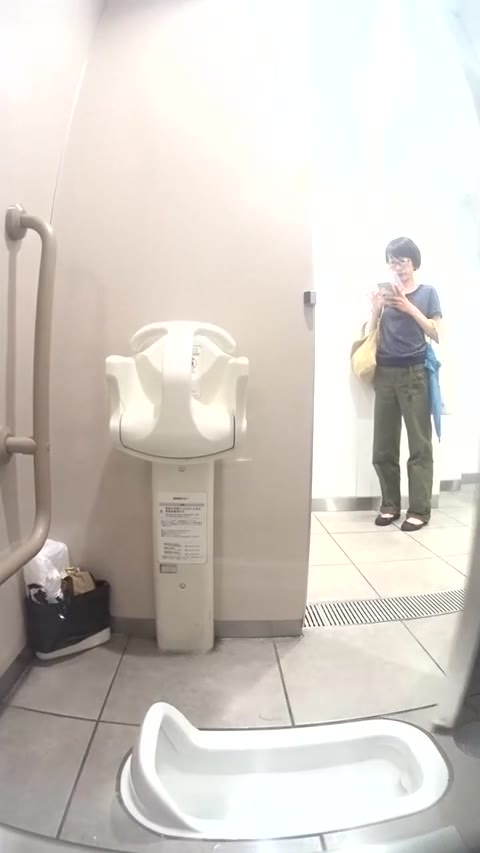 清楚系女子が肛門を刺激してうんこ出す