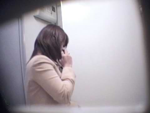 【てくの塾和式トイレ盗撮T020-2】美容部員由佳ちゃんの見事な一本グソ