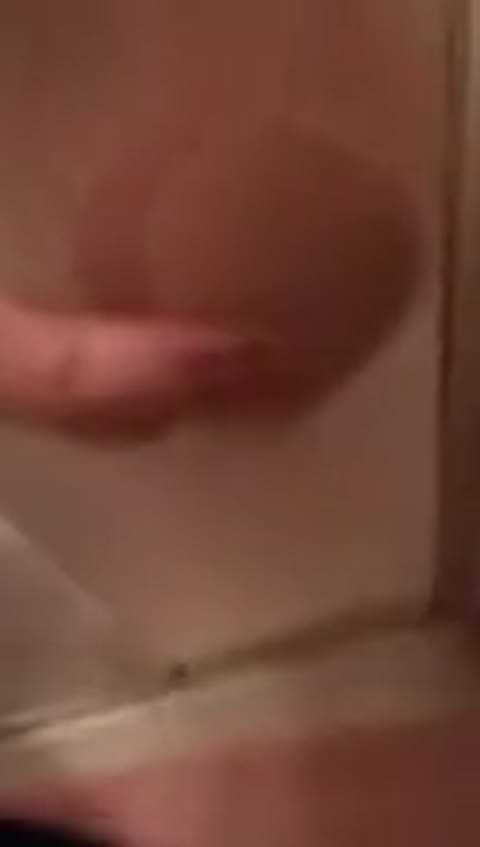 二人の入浴を友達が強引におふざけ撮影！ 張り付く尻がエロい? 81404