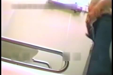 無 洋式トイレのしゃがみ撮り!オマ○コがモロ見え!