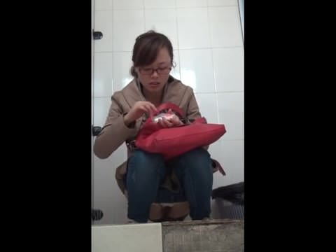 [無] トイレ盗撮　in CHAINA #13　[高画質]　脱糞あり