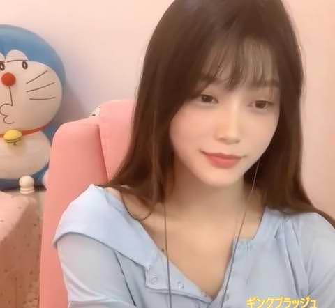 突然胸出し美女