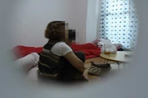 バイトの先輩を相談があると家に招いて…