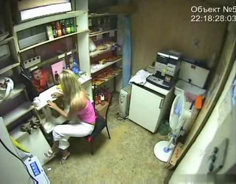 モスクワ・防犯カメラに映った20代カップルのセックス…【37分】