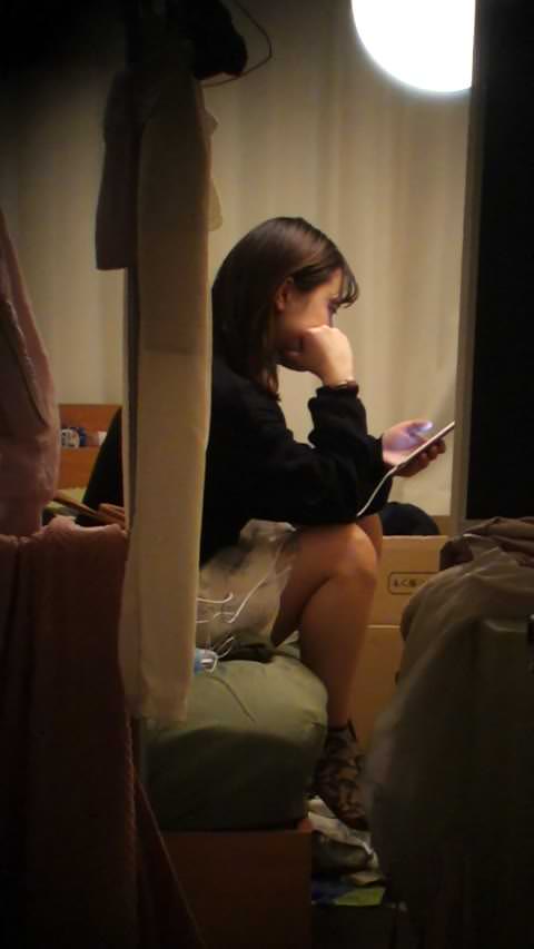 非日常的な状況に頭がクラクラ。美人な他人のおっぱいをドアを隔てた10cm先で見られるこの感じ。