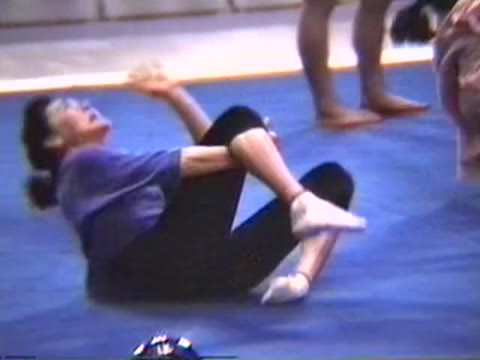 J○半ケツだらけ、お尻に食い込んだまま、勃起乳首が見えています