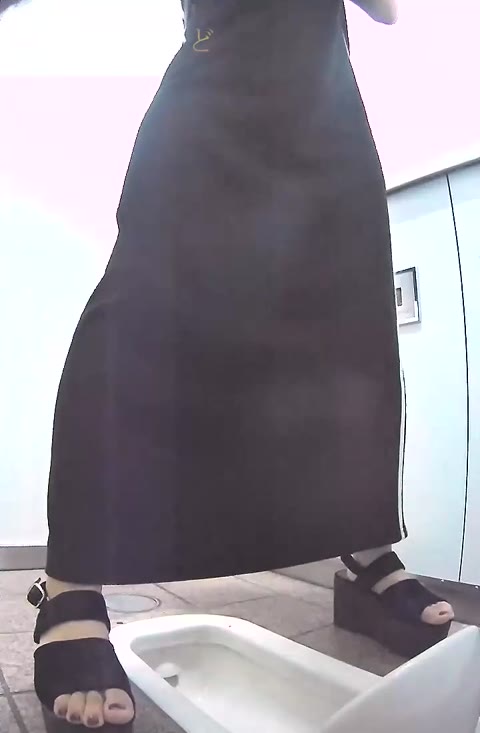 用を足す女を観察04