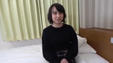 大学新一年生のソバージュの内気な女の子　お願いされたら断れない性格で無理やりホテルへエッチ撮影