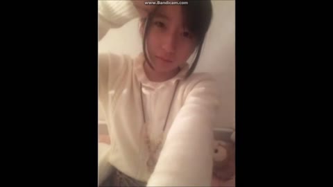 かわいい日本人女性がバスルームで彼女の体を示しています。 猫が見える