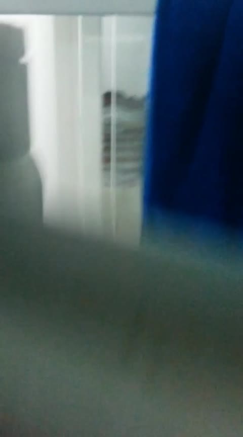 隣人のバスルームの窓から覗く