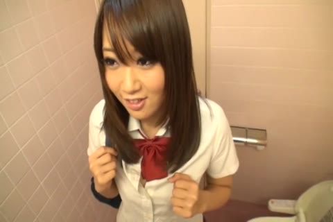 女子高生を裏路地に連れ込んでフェラ抜き。若いし上手すぎw我慢できずに口内発射 04