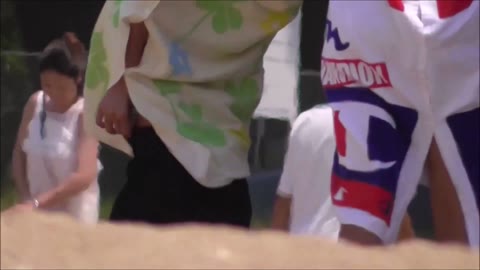 衝撃おっぱいぽろりハプニング 第２／３弾（男の視線が・・・）