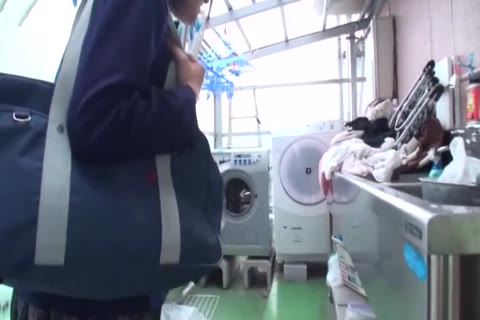 女子高生を裏路地に連れ込んでフェラ抜き。若いし上手すぎw我慢できずに口内発射　03