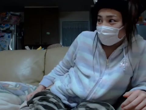 家の人にバレないようにリビングでオナニーしちゃう女子、リビングでまさかの失禁！